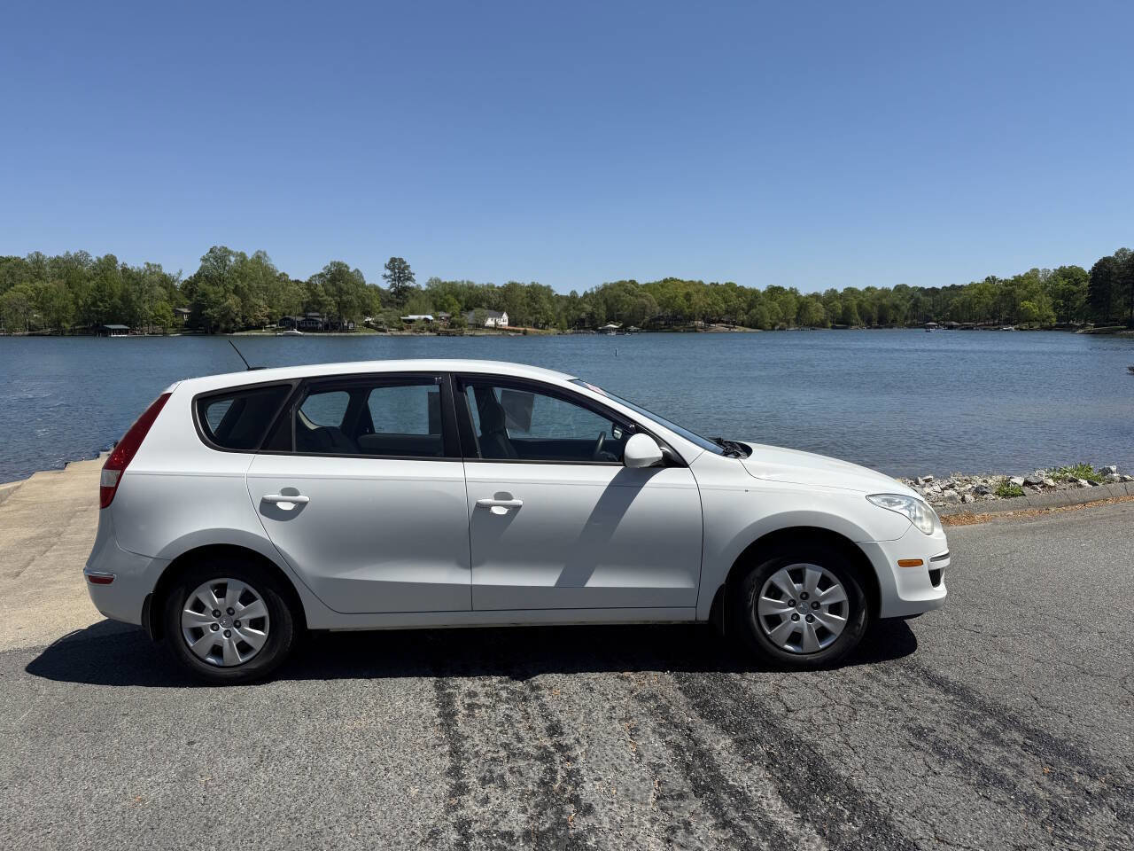 Used 2010 Hyundai Elantra GLS FWD image 2