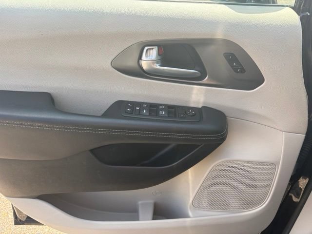 Used 2024 Chrysler Pacifica Touring-L FWD image 18