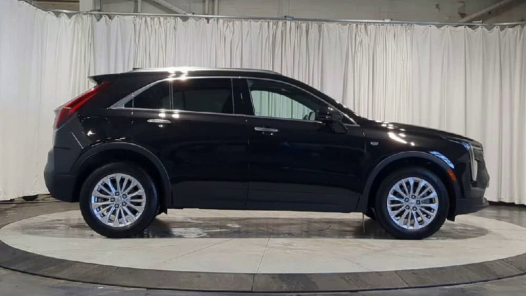 Used 2024 Cadillac XT4 Luxury w/ Cold Weather Package image 11
