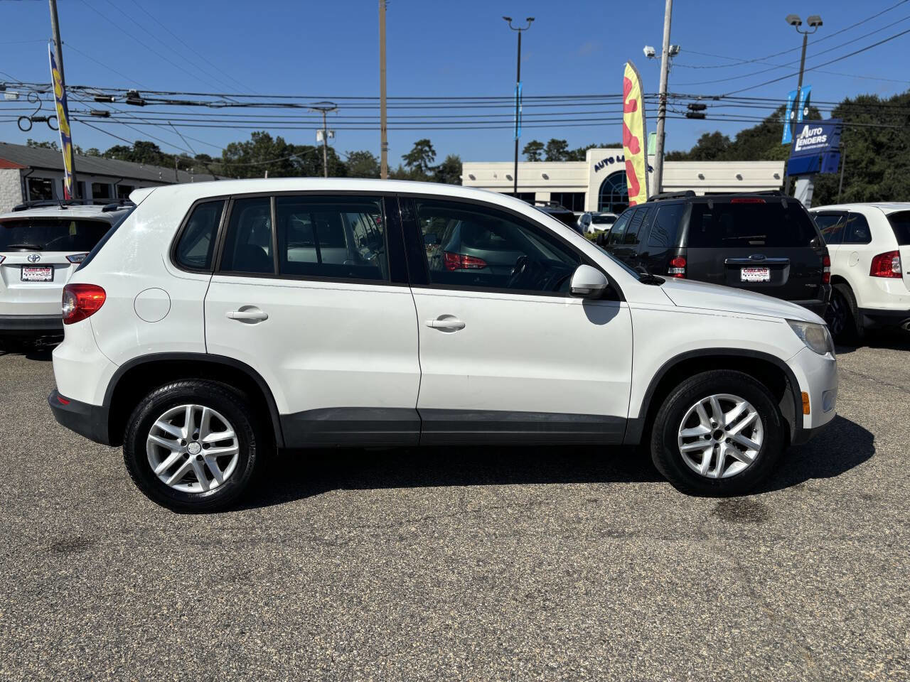 Used 2011 Volkswagen Tiguan S image 8