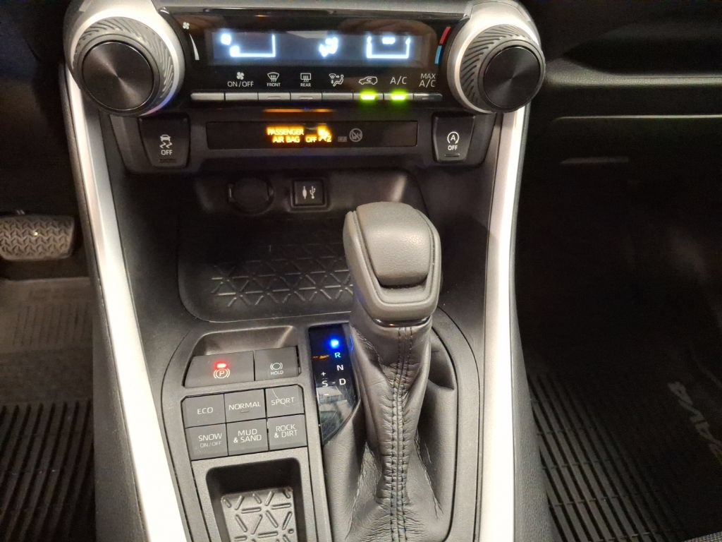 Used 2019 Toyota RAV4 LE w/ All Weather Liner Package AWD/4WD image 24