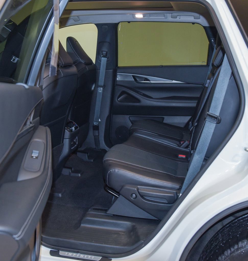 Used 2023 INFINITI QX60 Luxe w/ Cargo Package AWD/4WD image 4