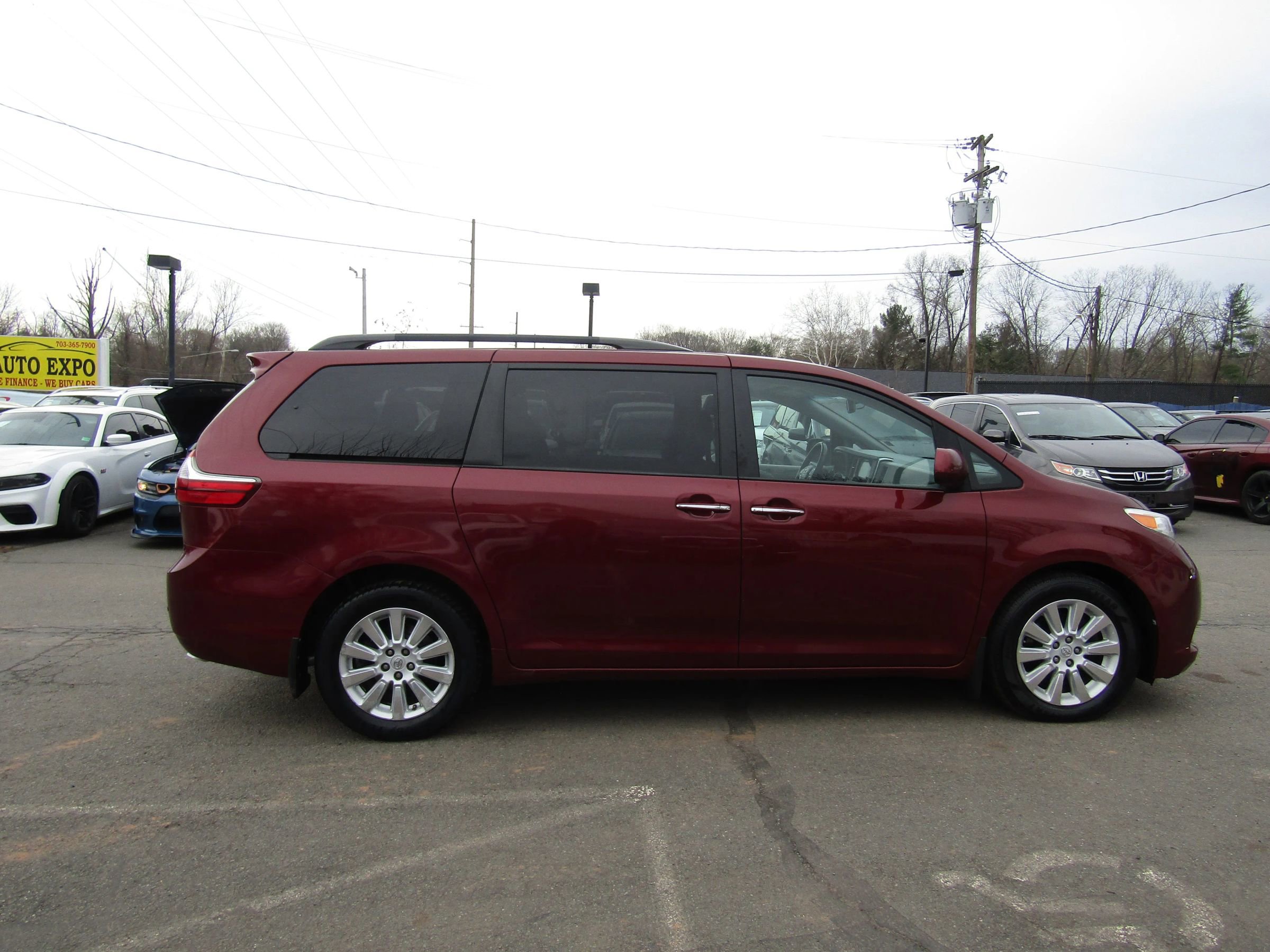 Used 2015 Toyota Sienna XLE w/ XLE Navigation Package image 8