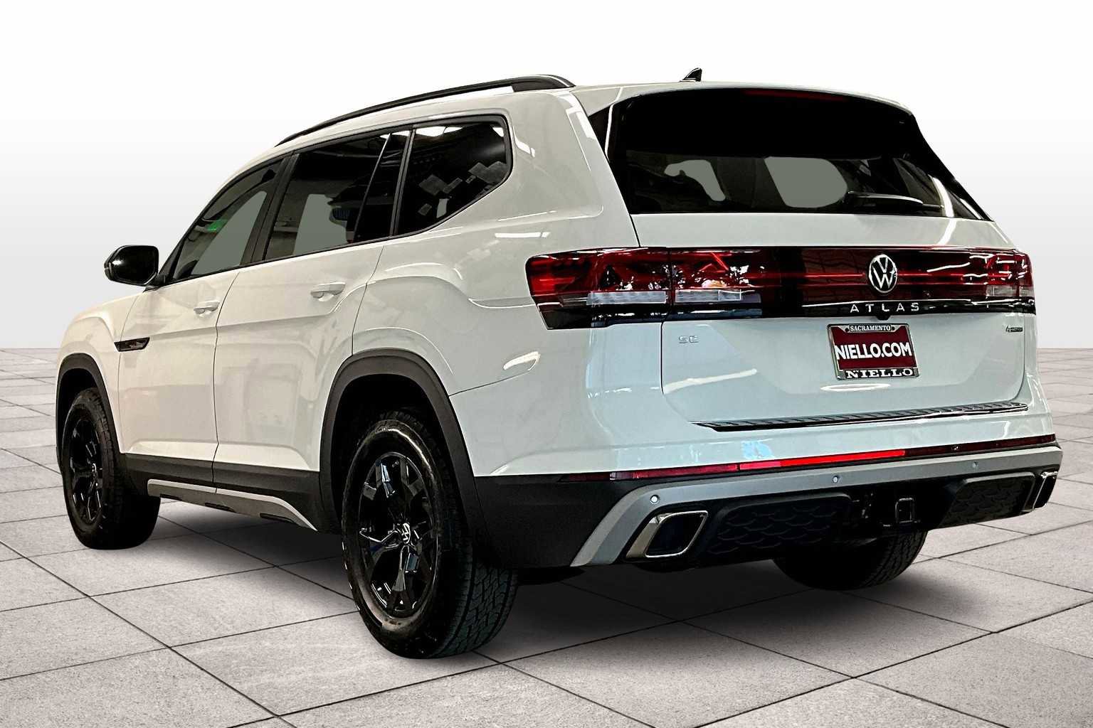 New 2025 Volkswagen Atlas Peak Edition SE image 3