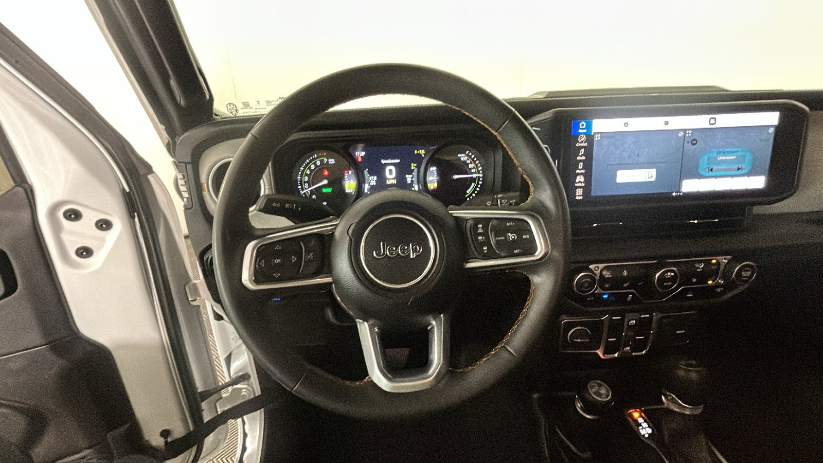 Used 2024 Jeep Wrangler Unlimited Sahara AWD/4WD image 16