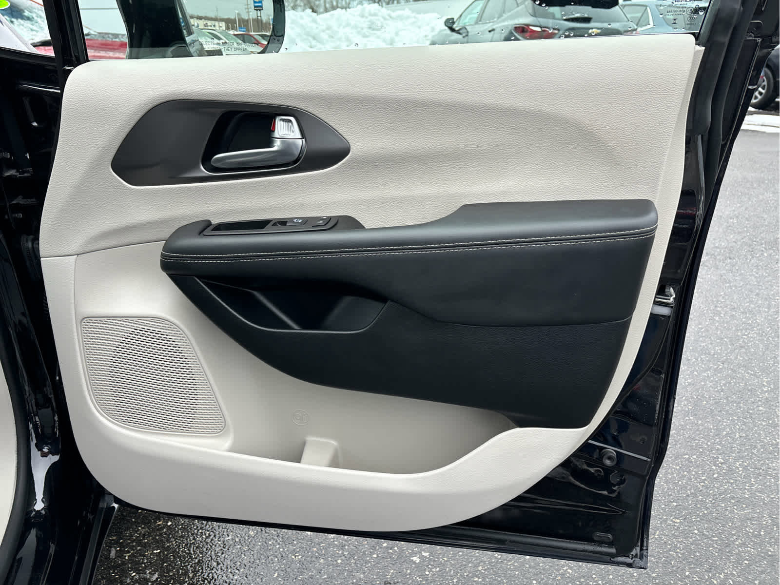 Used 2024 Chrysler Pacifica Touring-L image 24