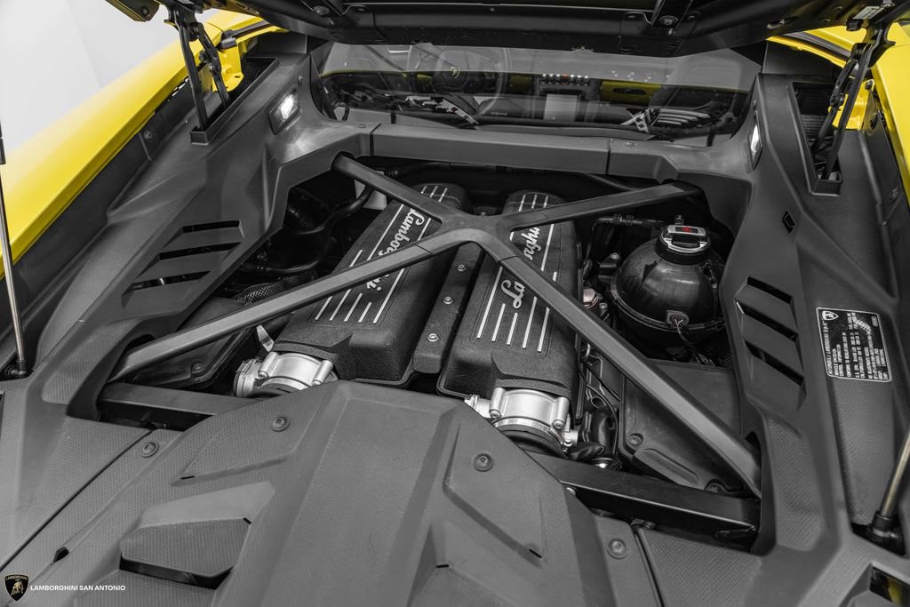 Used 2020 Lamborghini Huracan EVO RWD image 22