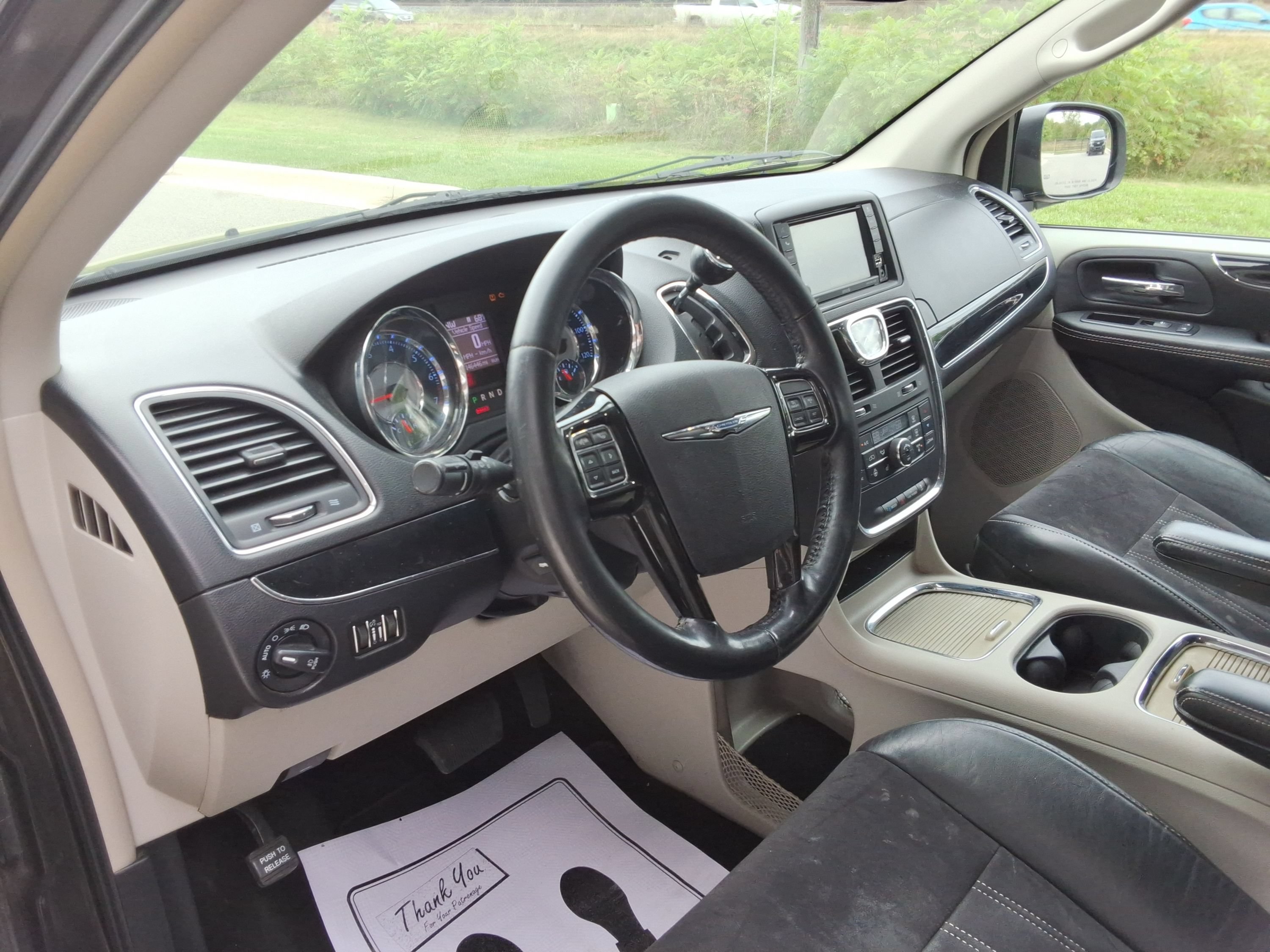 Used 2014 Chrysler Town & Country Touring-L FWD image 28