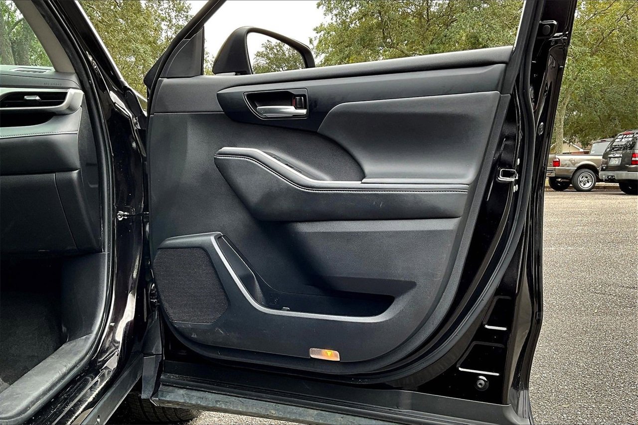 Used 2022 Toyota Highlander XLE image 25