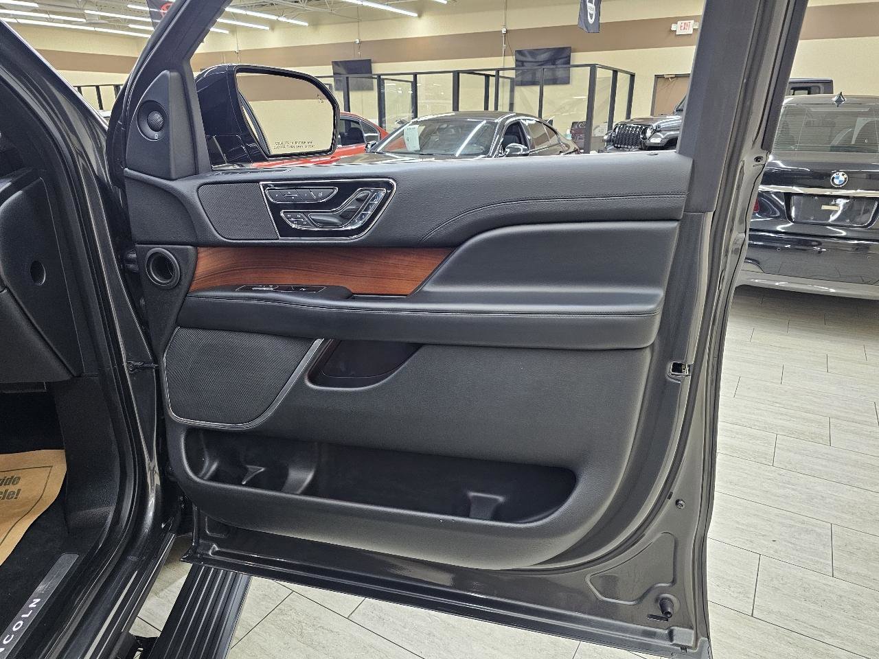 Used 2018 Lincoln Navigator Select w/ Technology Package image 42