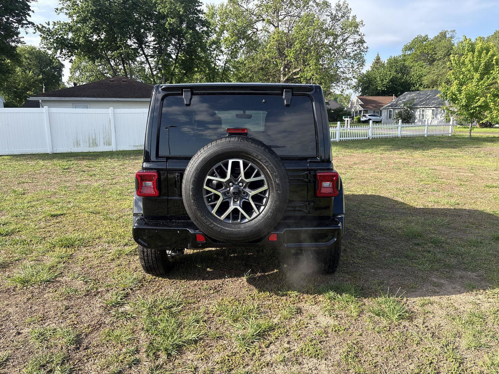 Used 2023 Jeep Wrangler Unlimited Sahara AWD/4WD image 7