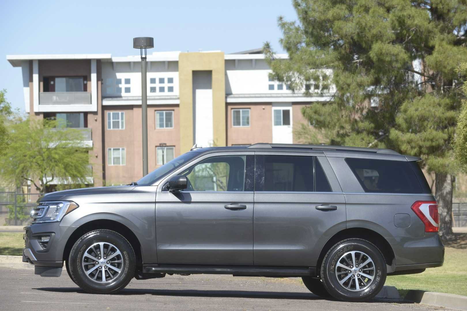 Used 2021 Ford Expedition XLT AWD/4WD image 3