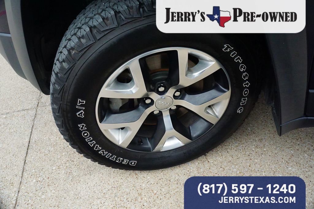 Used 2016 Jeep Cherokee Trailhawk w/ Cold Weather Group image 9