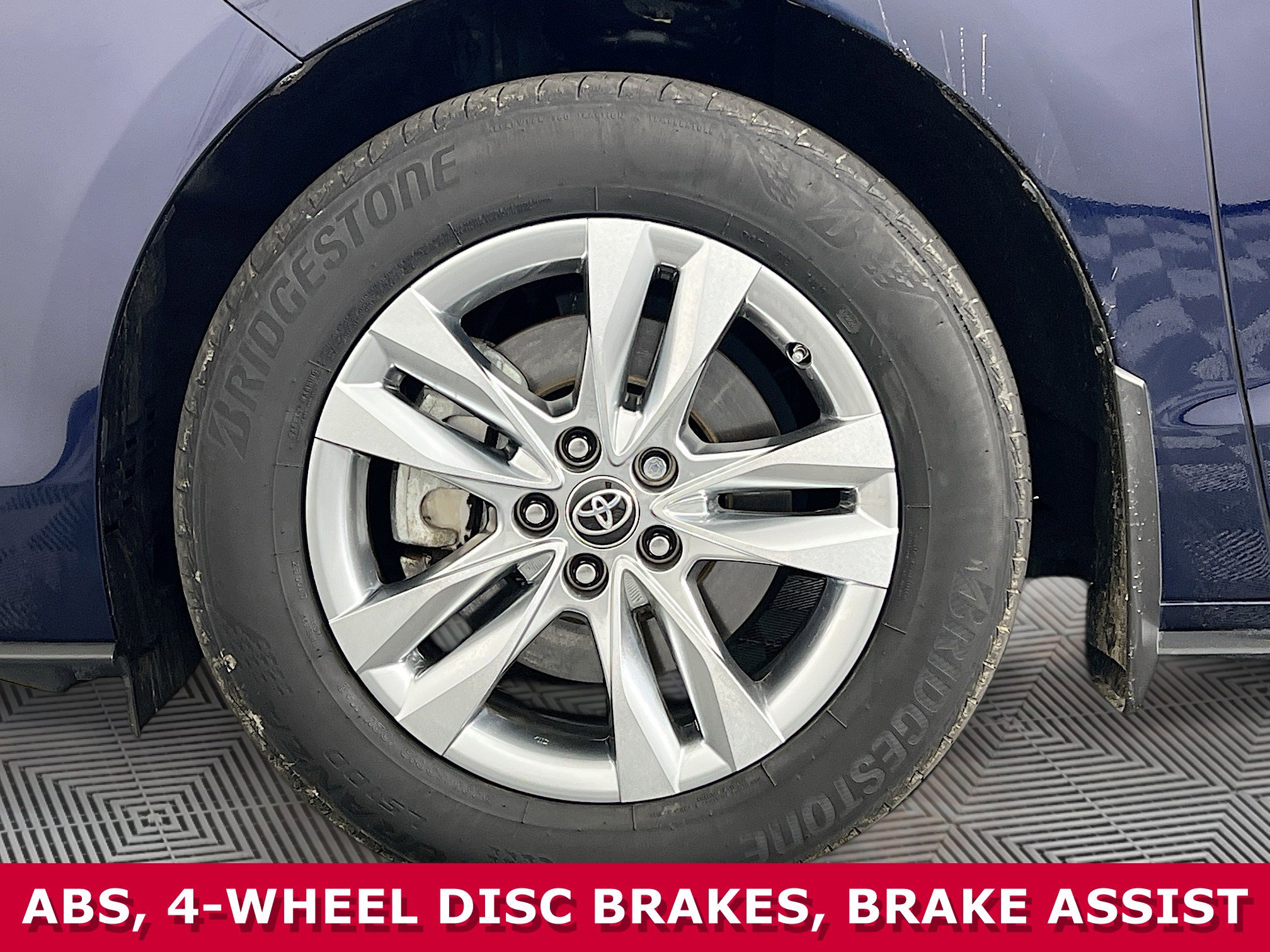 Used 2023 Toyota Sienna Limited image 39