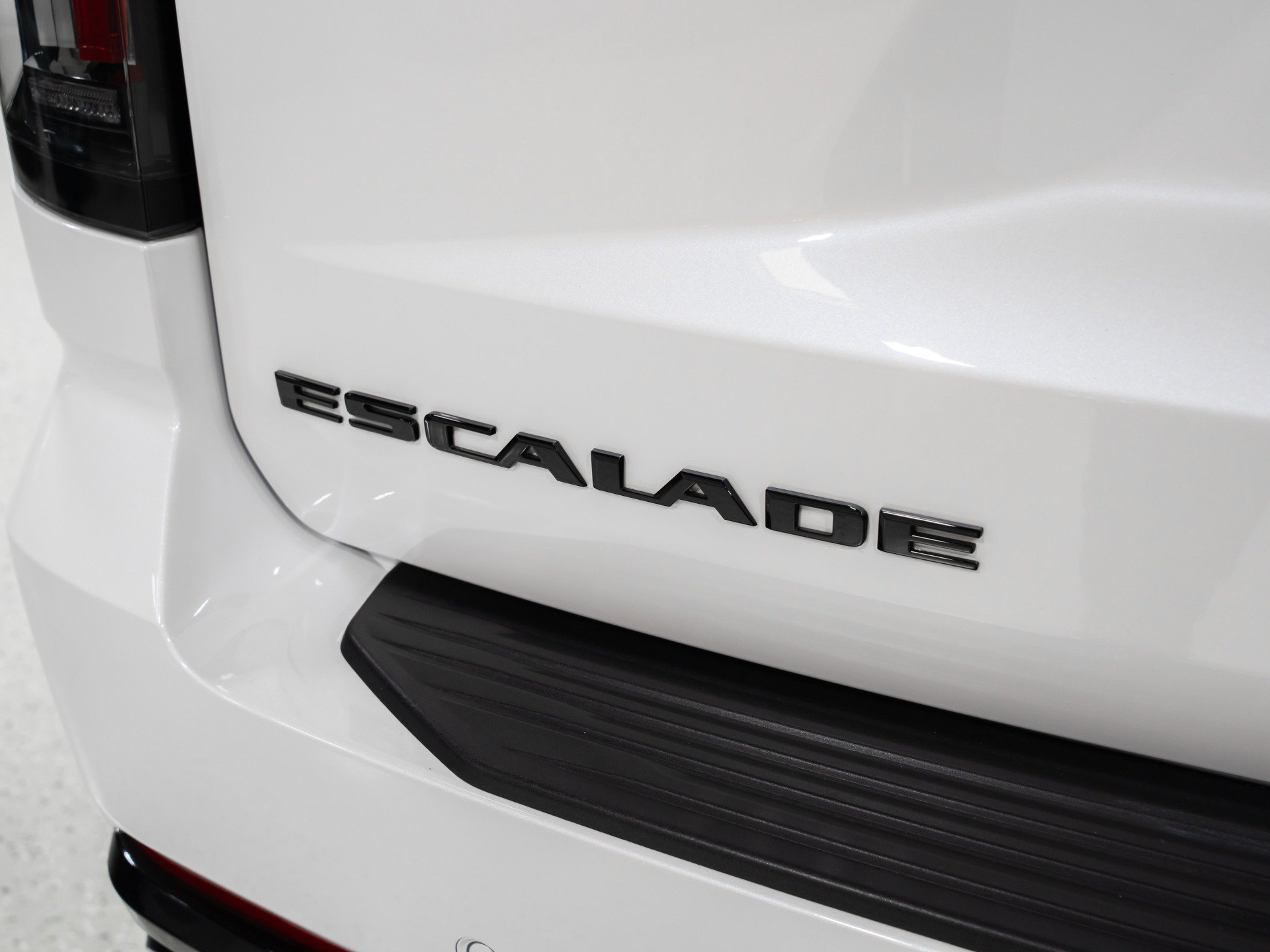 Used 2025 Cadillac Escalade V w/ LPO, ONYX Package AWD/4WD image 23