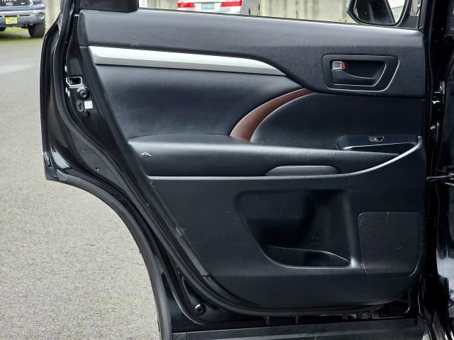 Used 2015 Toyota Highlander LE image 26