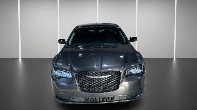 Used 2019 Chrysler 300 Touring w/ Sport Appearance Package image 2