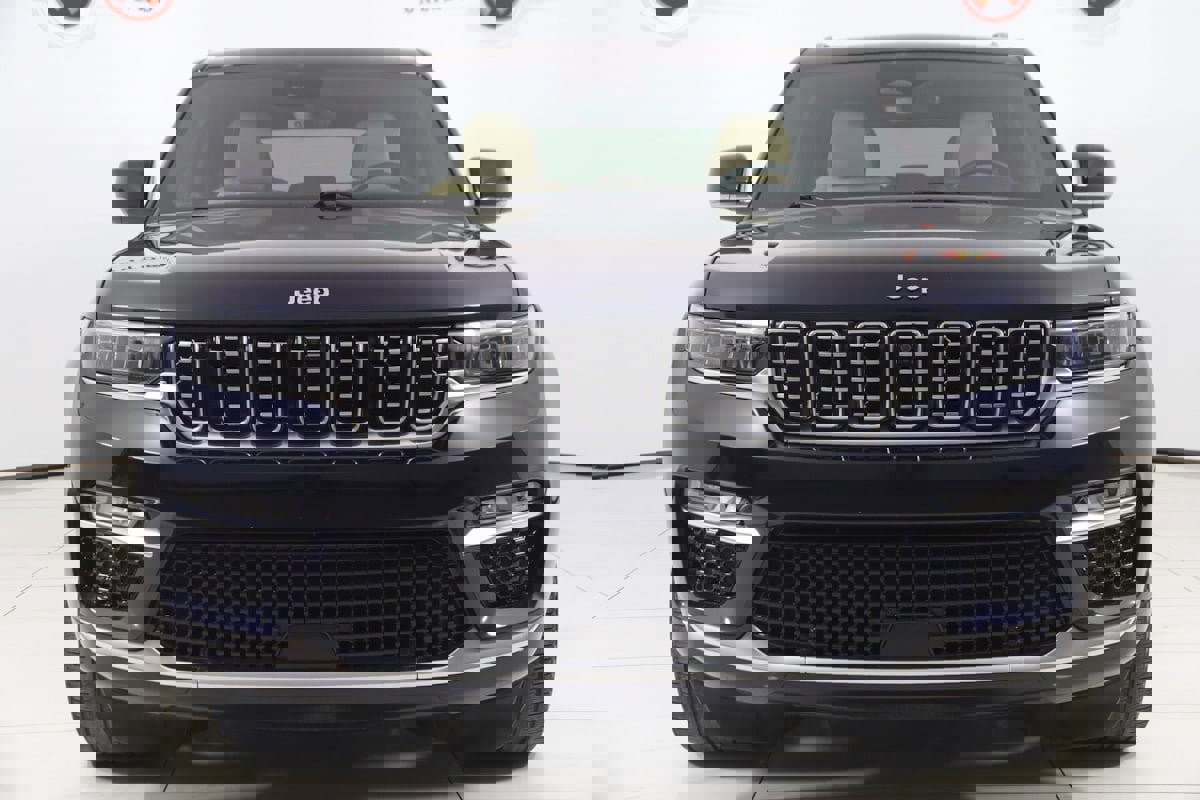 Used 2023 Jeep Grand Cherokee Summit w/ Luxury Tech Group V image 57