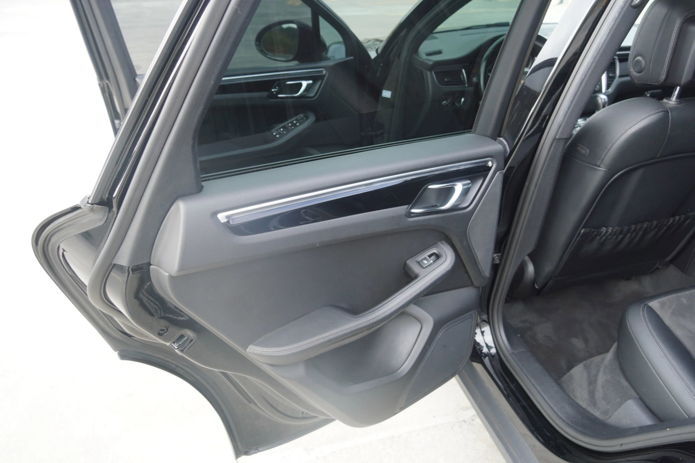 Used 2017 Porsche Macan image 40