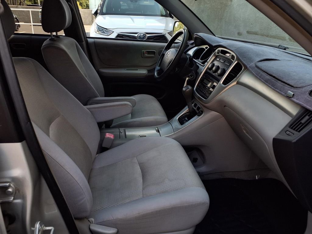 Used 2005 Toyota Highlander 2WD w/ 3rd Row image 21