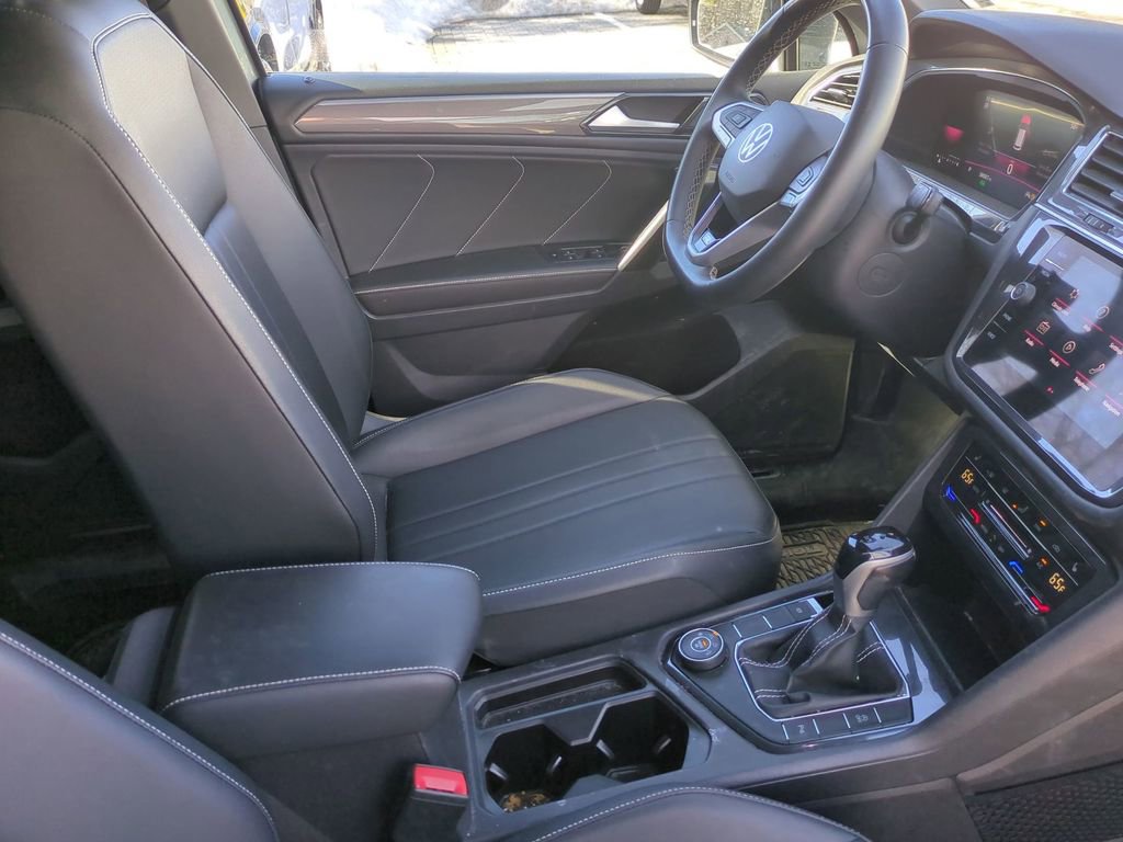 Used 2023 Volkswagen Tiguan SE R-Line image 36