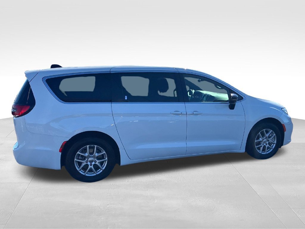 Used 2025 Chrysler Pacifica Select FWD image 6