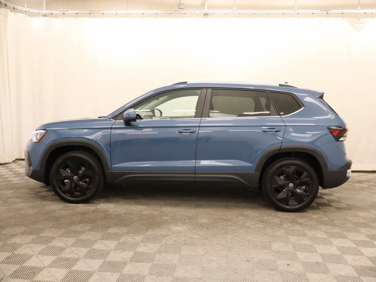 New 2026 Volkswagen Taos SE FWD image 2