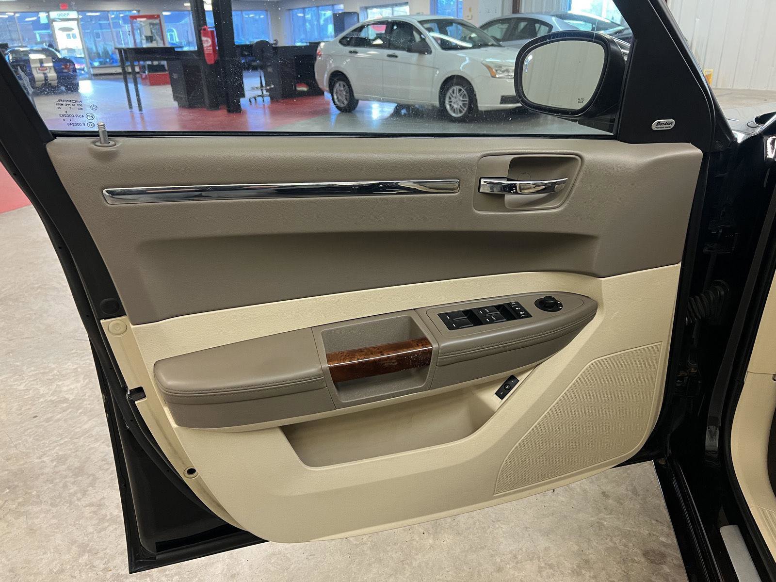 Used 2008 Chrysler 300 C image 16