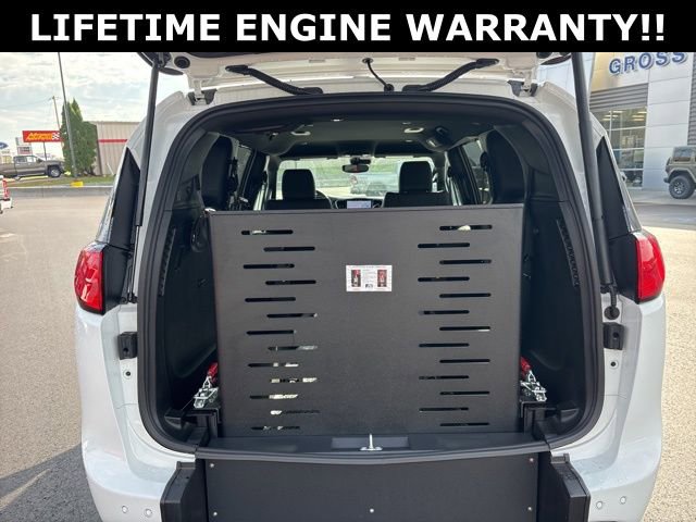 New 2025 Chrysler Voyager LX image 9