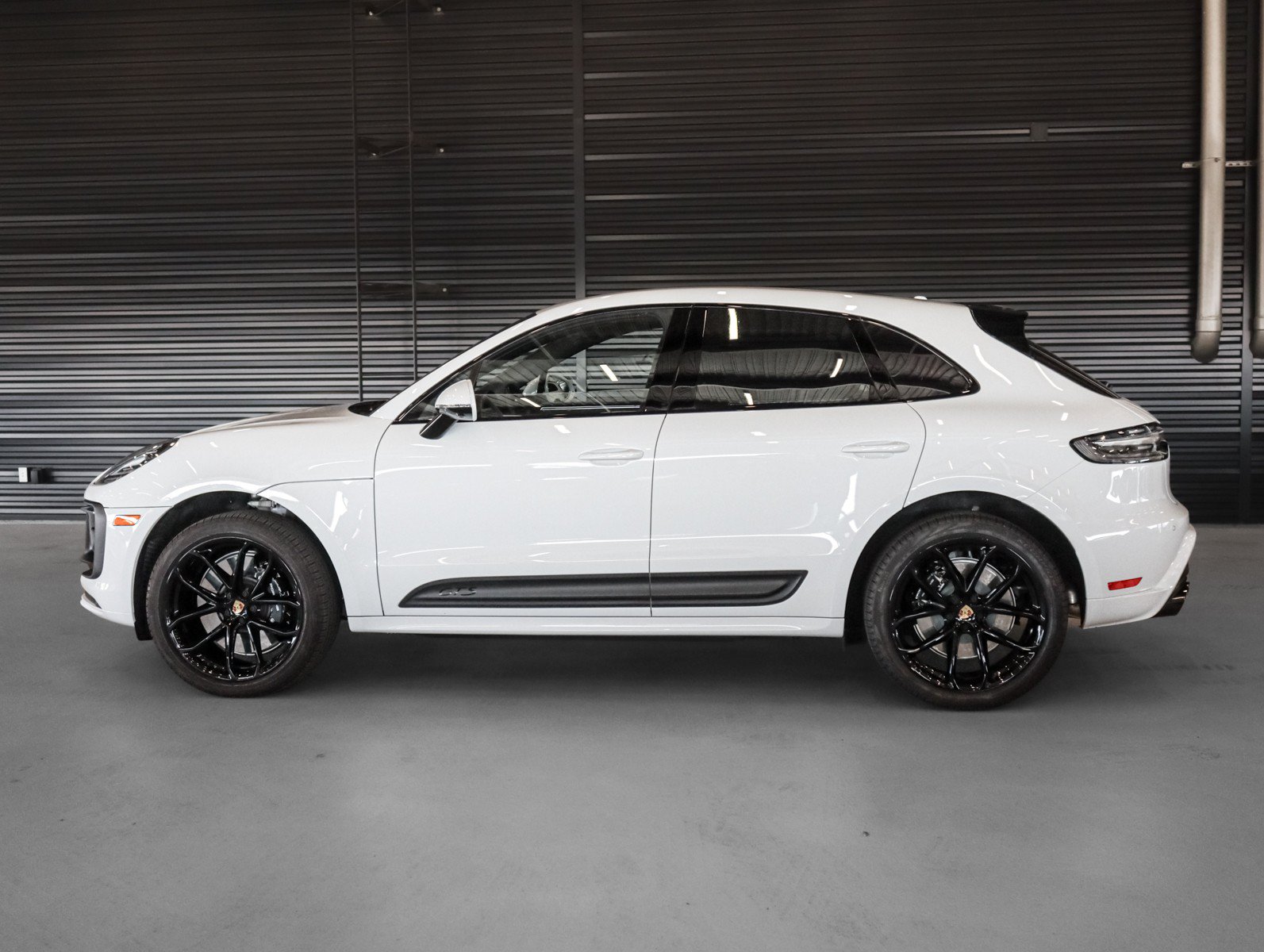 Certified 2025 Porsche Macan GTS AWD/4WD image 2