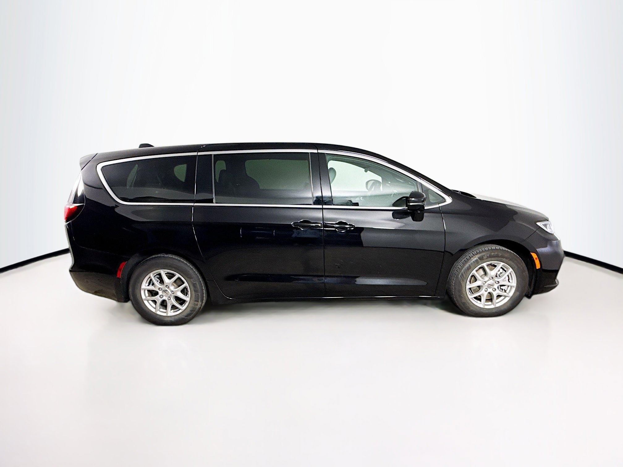 Used 2025 Chrysler Pacifica Select image 2