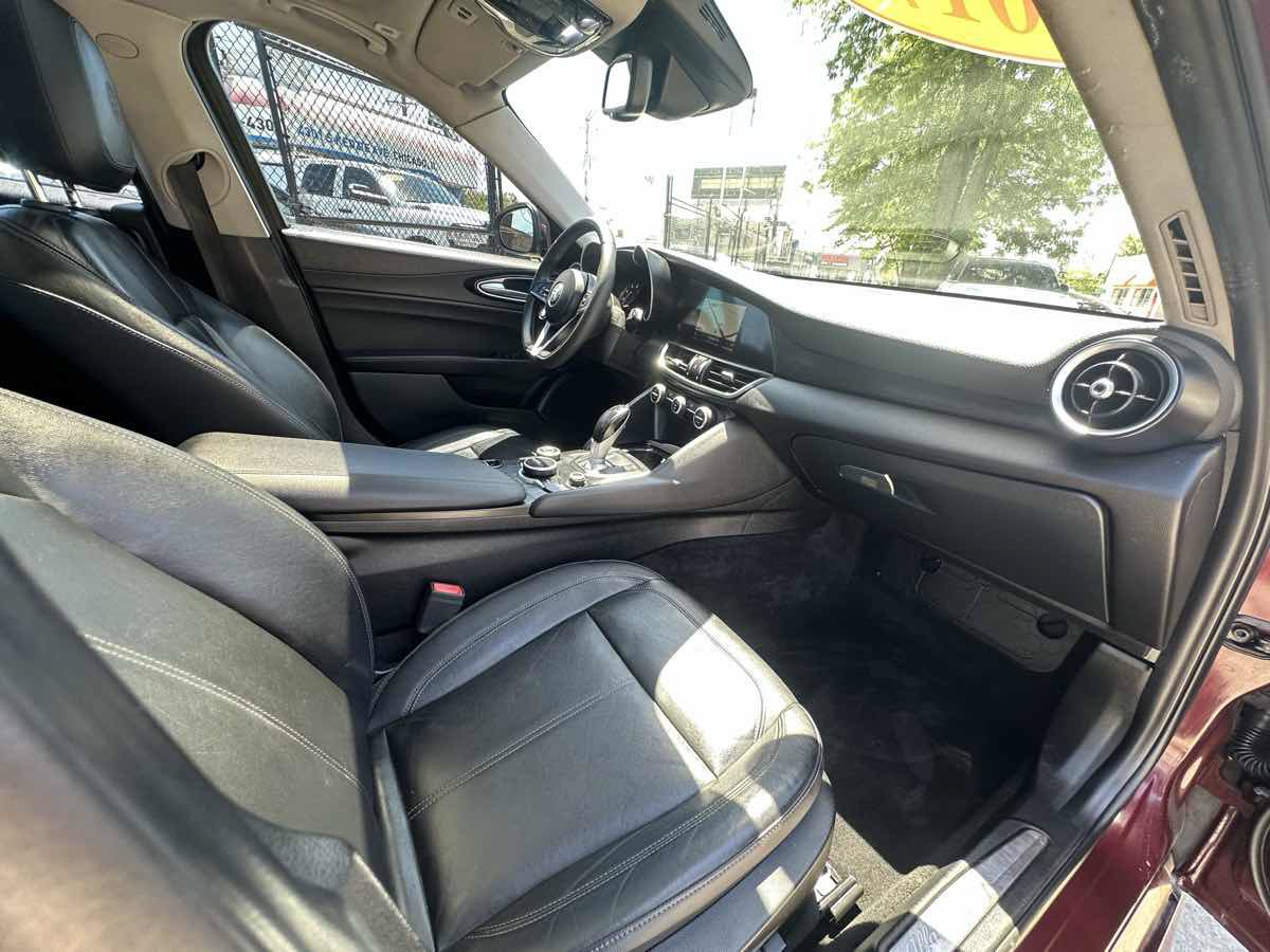 Used 2017 Alfa Romeo Giulia AWD image 29