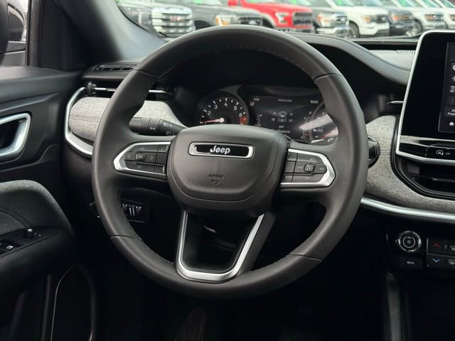 Used 2025 Jeep Compass Latitude AWD/4WD image 6