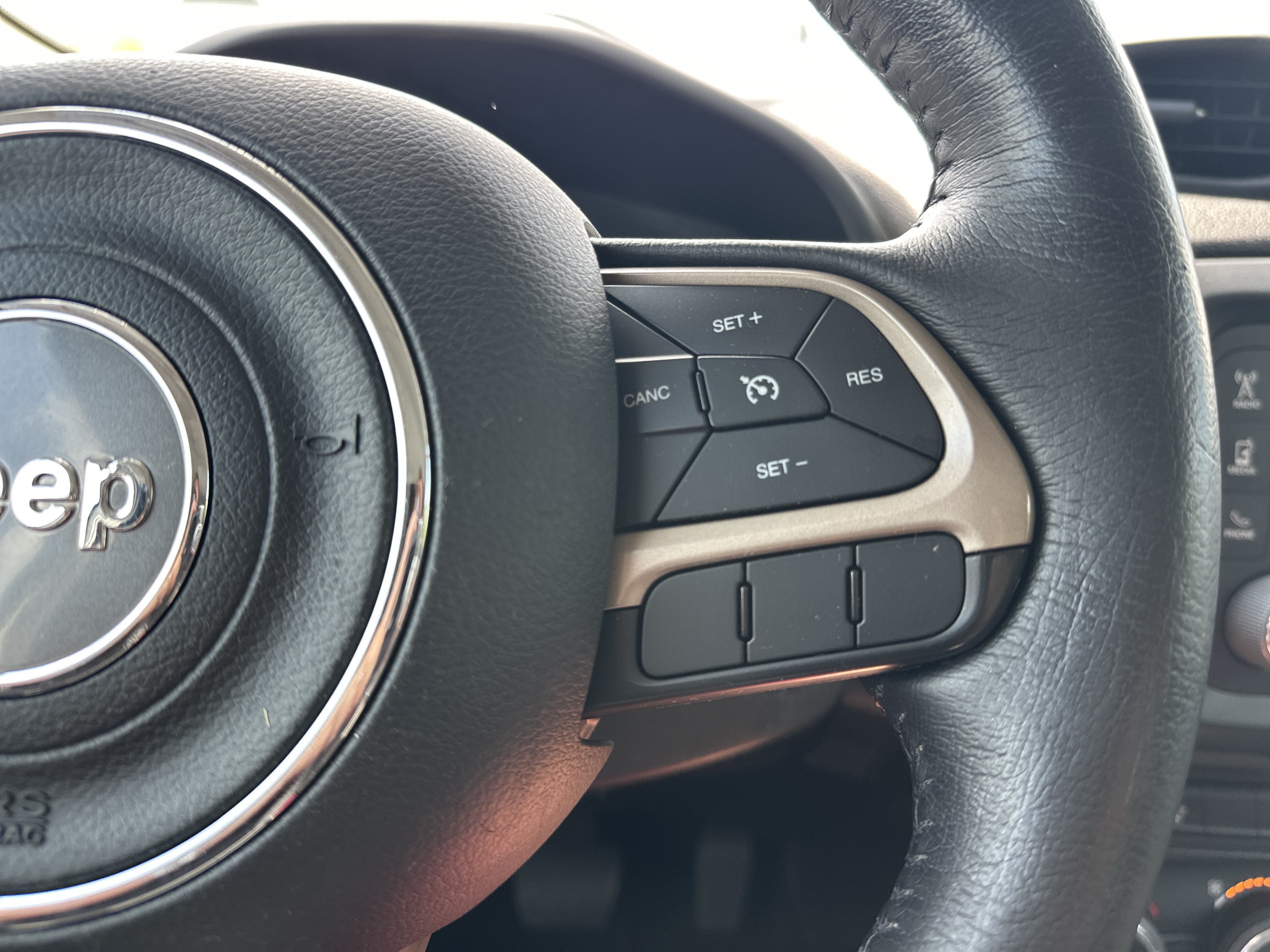 Used 2015 Jeep Renegade Latitude w/ Popular Equipment Group FWD image 19