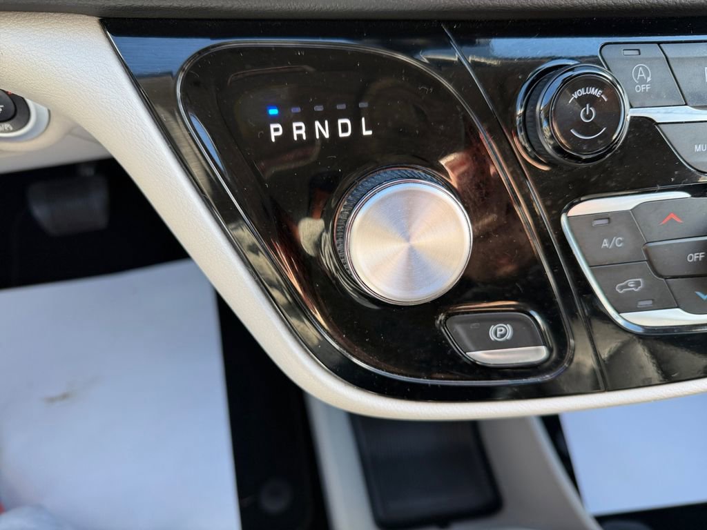 Used 2024 Chrysler Pacifica Touring-L image 22