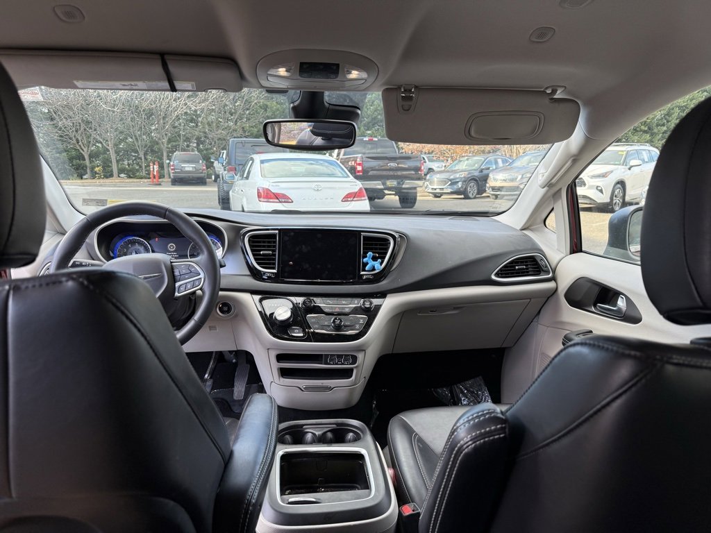 Used 2023 Chrysler Pacifica Touring-L image 15