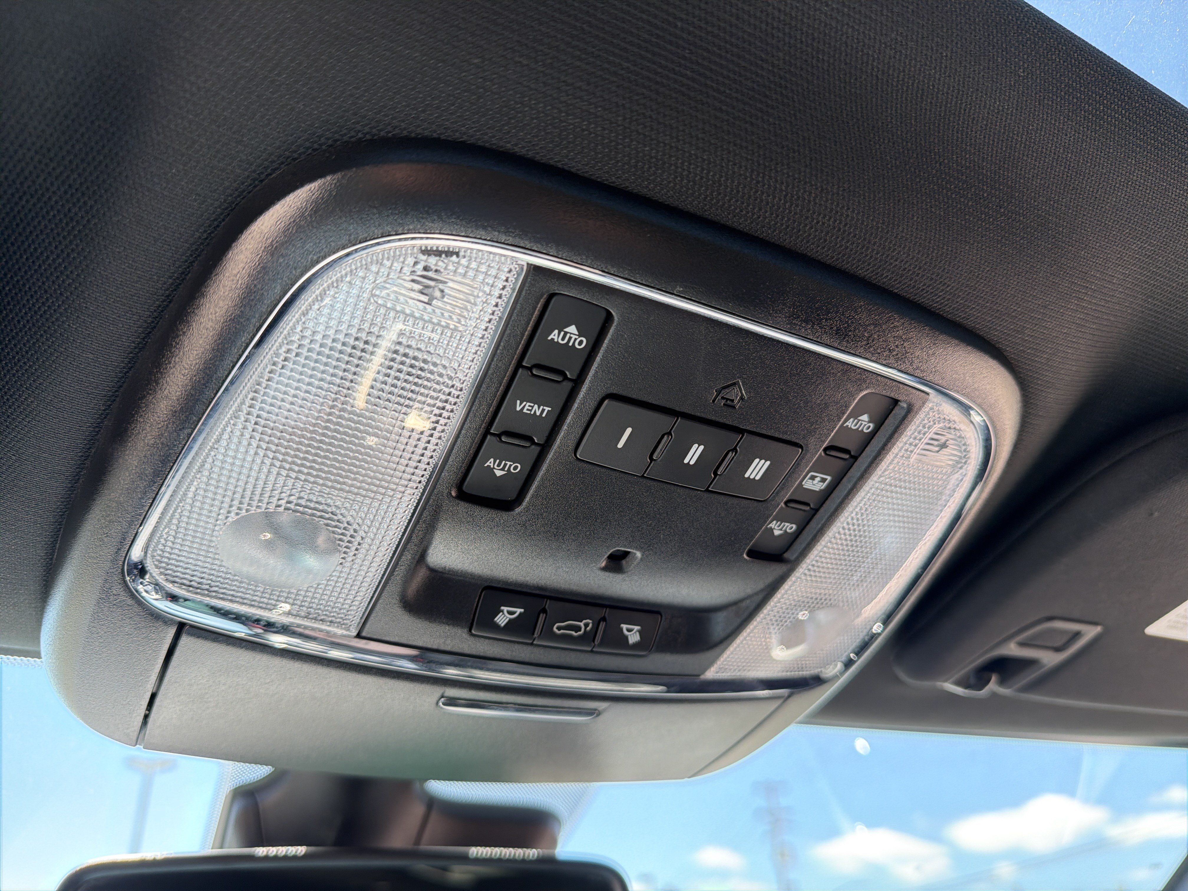 Used 2019 Jeep Grand Cherokee Overland AWD/4WD image 24