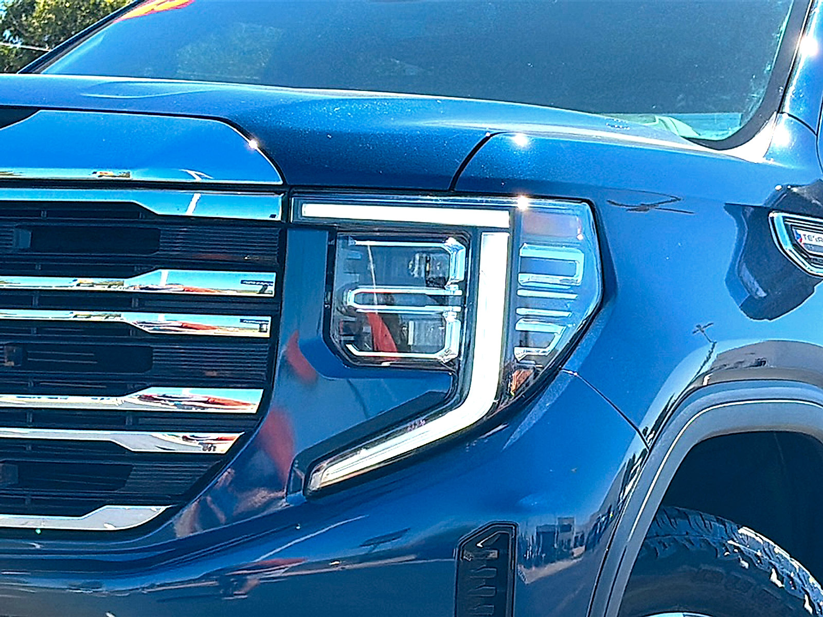 Used 2023 GMC Sierra 1500 SLT AWD/4WD image 4