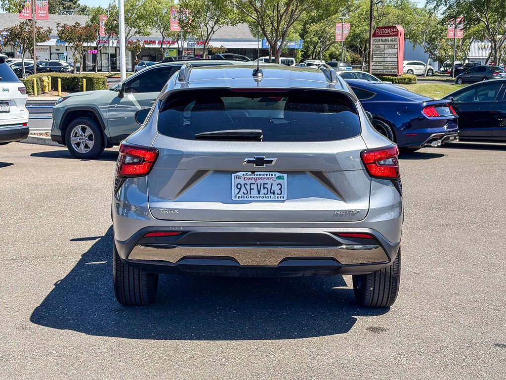 Used 2025 Chevrolet Trax ACTIV w/ Sunroof Package FWD image 3
