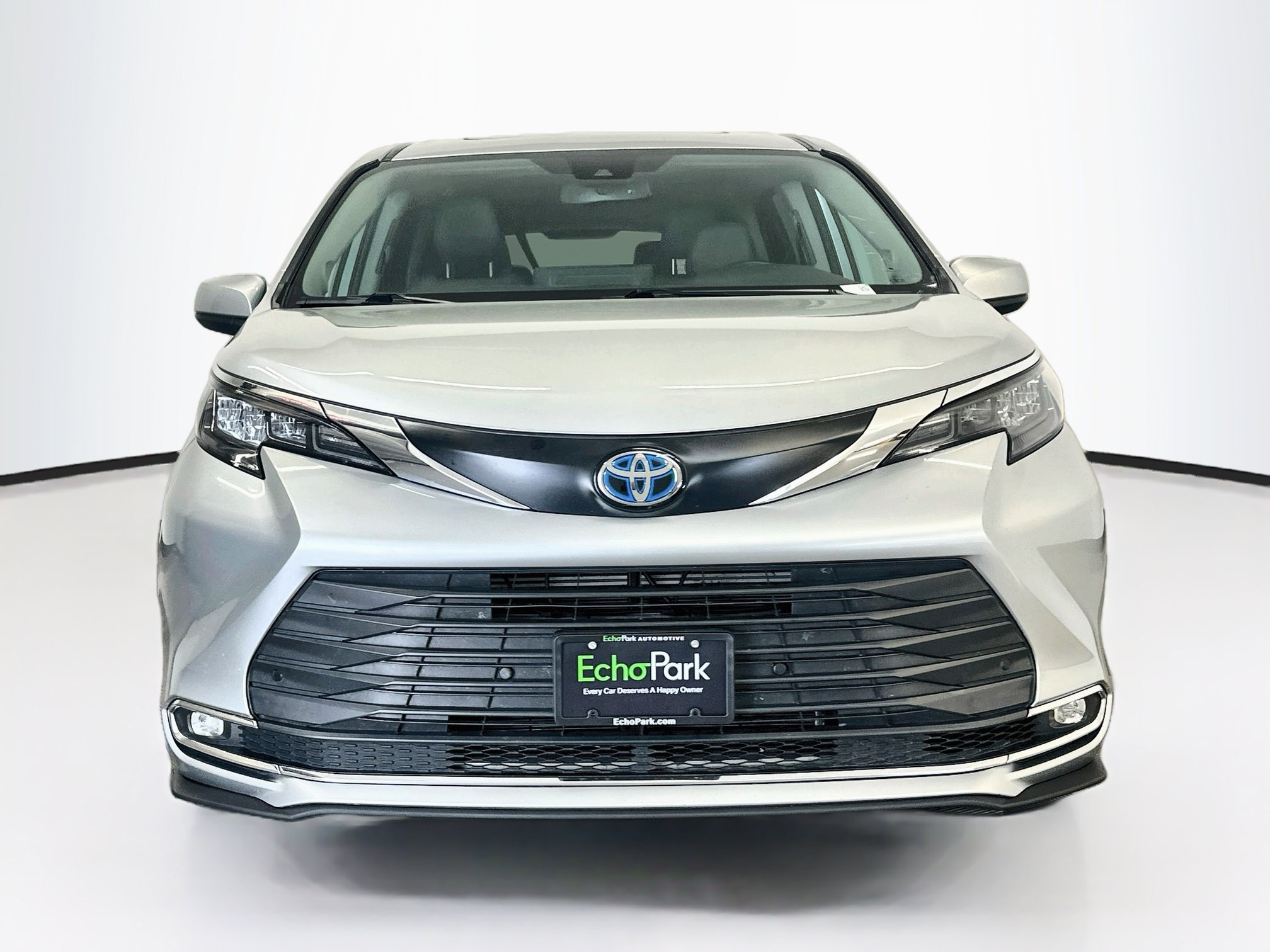 Used 2024 Toyota Sienna XLE w/ XLE Plus Package AWD/4WD image 2
