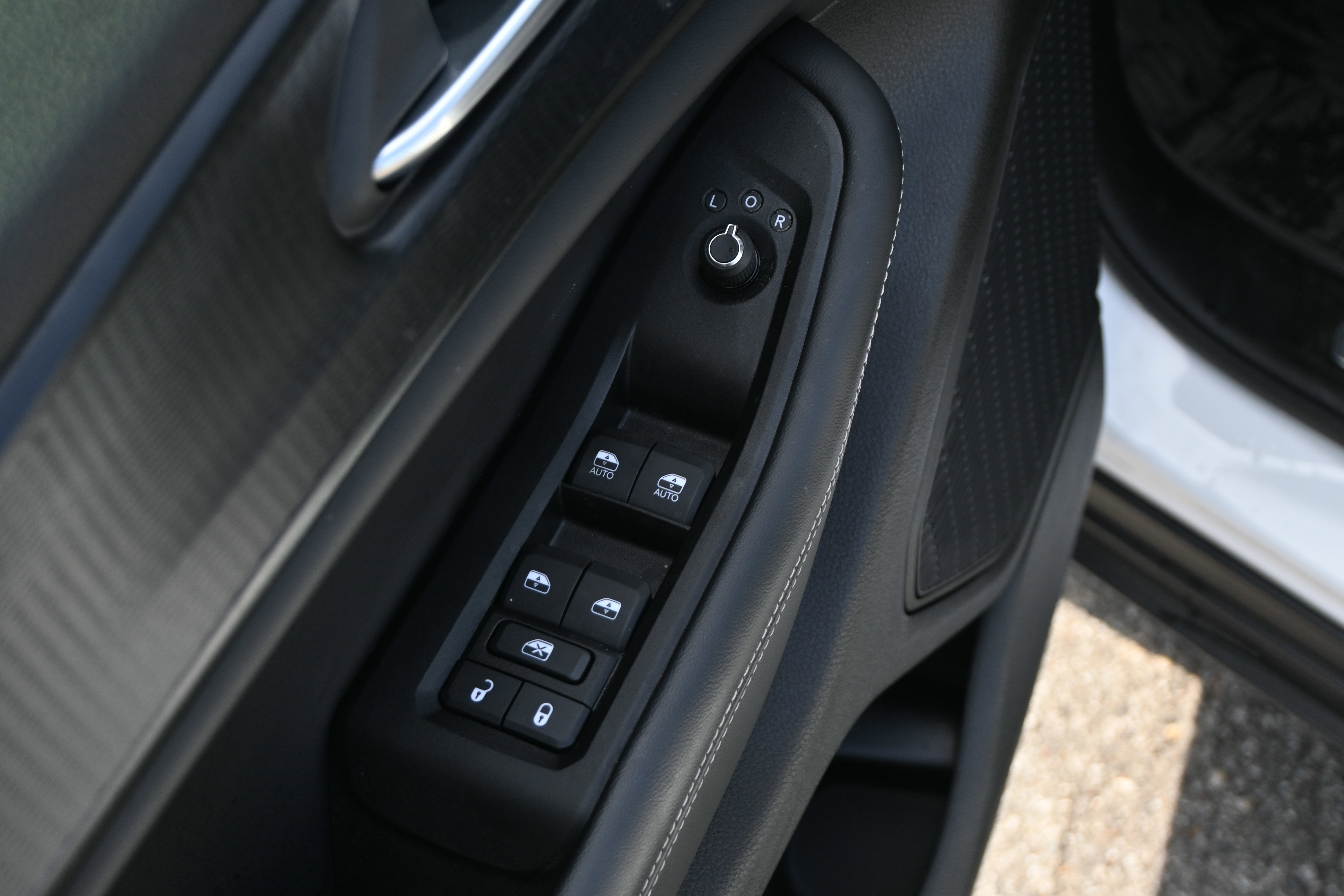 Used 2025 Jeep Grand Cherokee Laredo X image 30