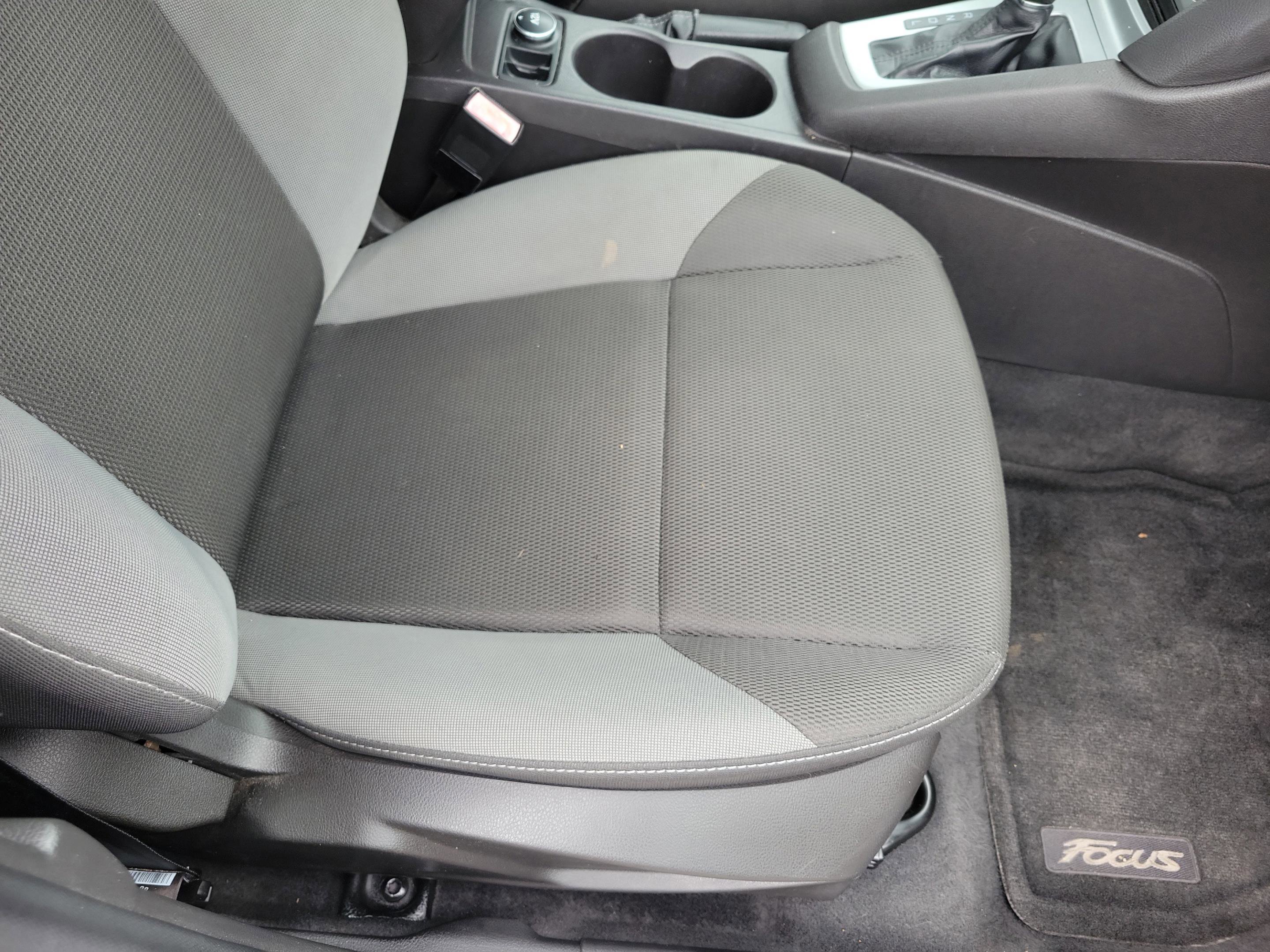 Used 2012 Ford Focus SE FWD image 18