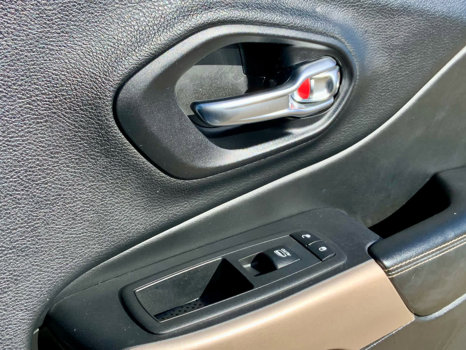 Used 2018 Jeep Cherokee Limited image 50