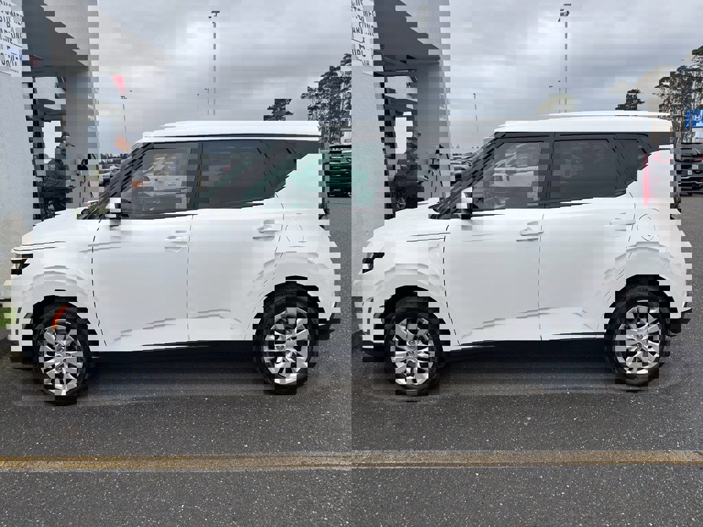 Used 2023 Kia Soul LX image 2