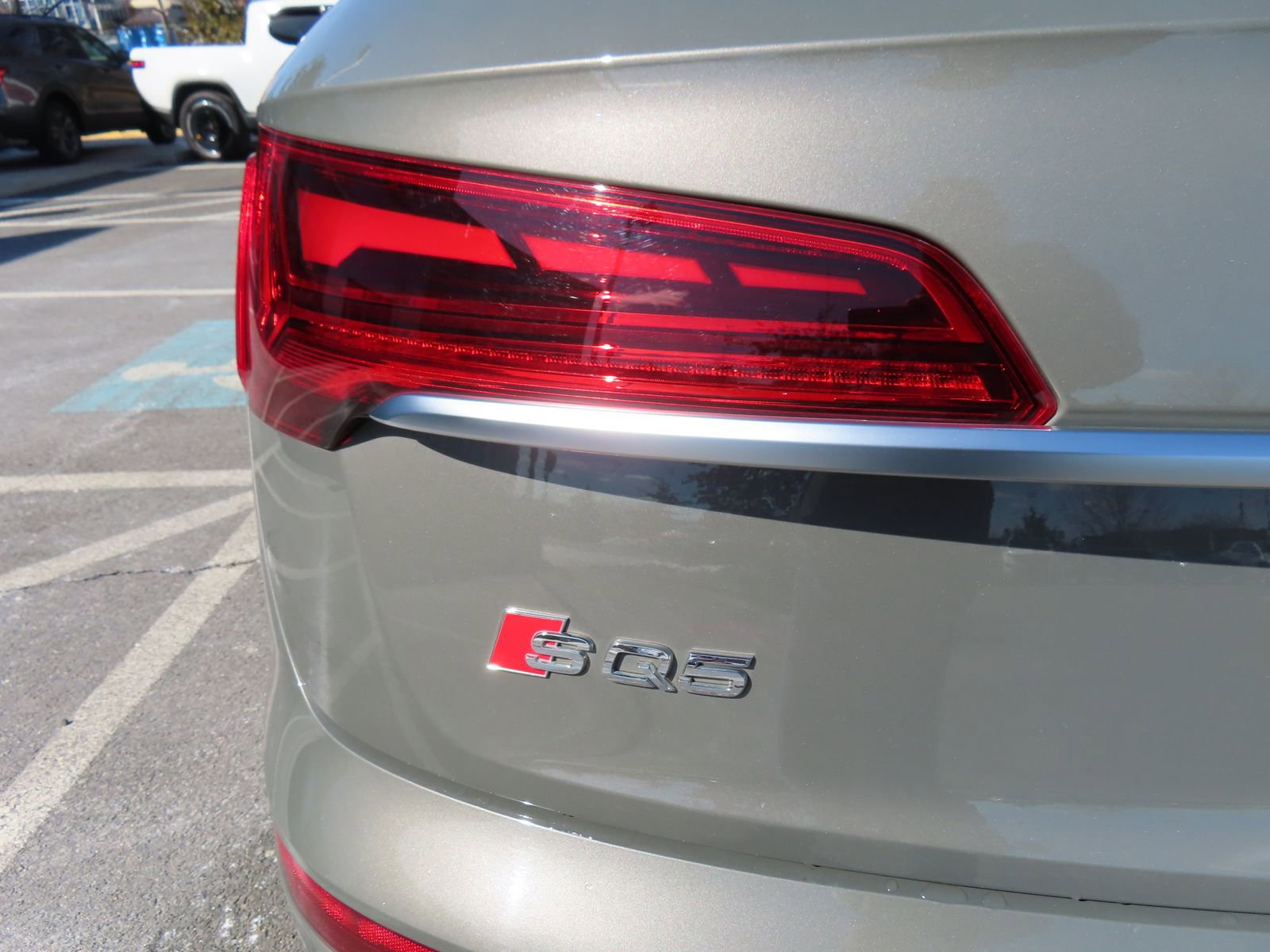 Used 2023 Audi SQ5 Premium w/ Convenience Package image 11