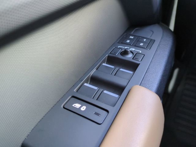 Used 2025 Land Rover Defender 110 X image 27