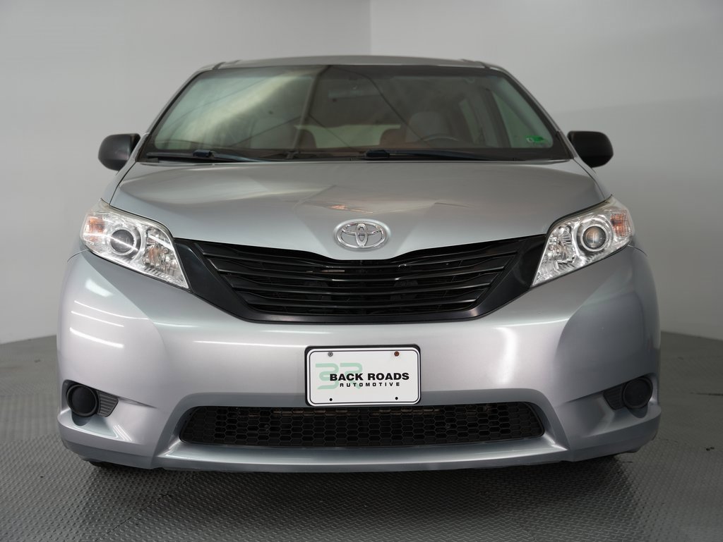 Used 2015 Toyota Sienna L image 2