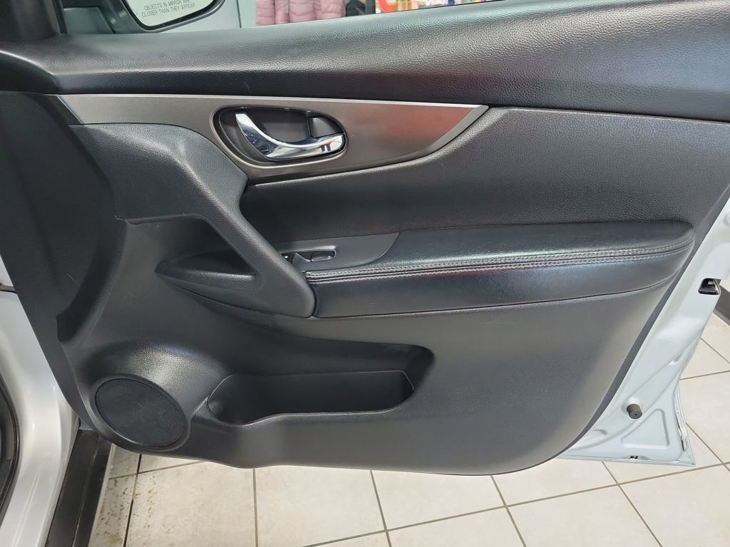 Used 2015 Nissan Rogue S image 23