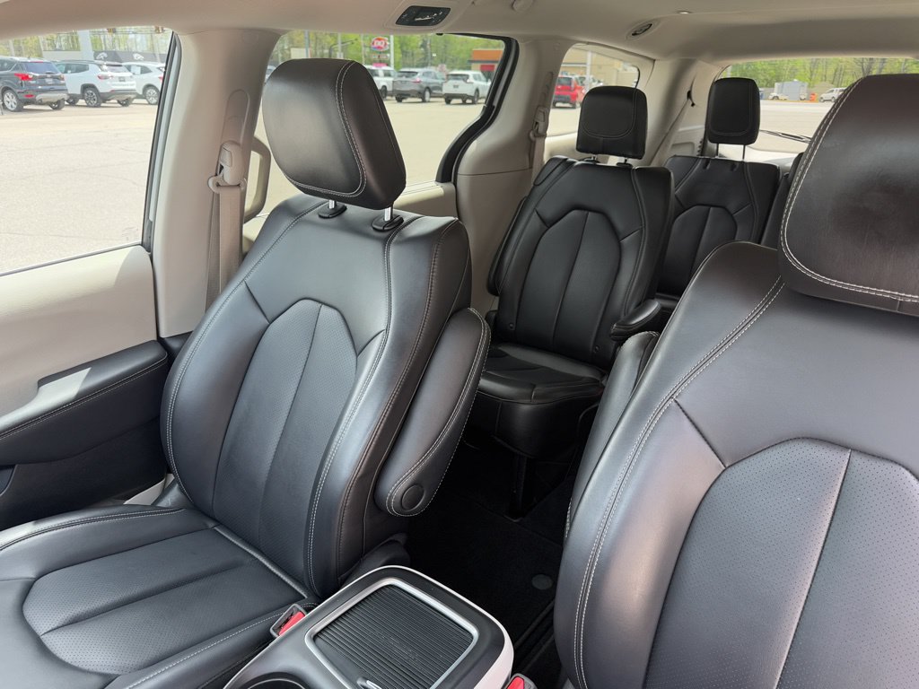 Used 2023 Chrysler Pacifica Touring-L FWD image 48