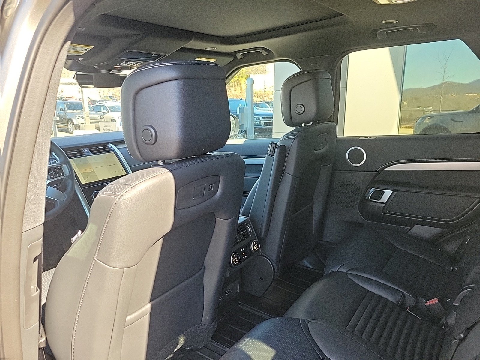 Certified 2025 Land Rover Discovery Dynamic SE AWD/4WD image 17